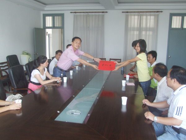 Mr. Bian Yufu, Chairman of our company, attended the city's "Love Scholarship" distribution ceremony
