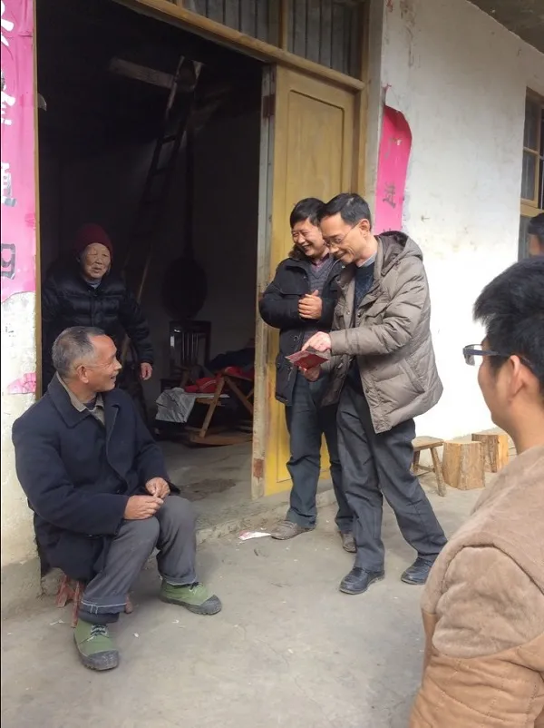 津龙公司到中溪镇凤凰村送温暖