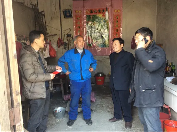 津龙公司到中溪镇凤凰村送温暖