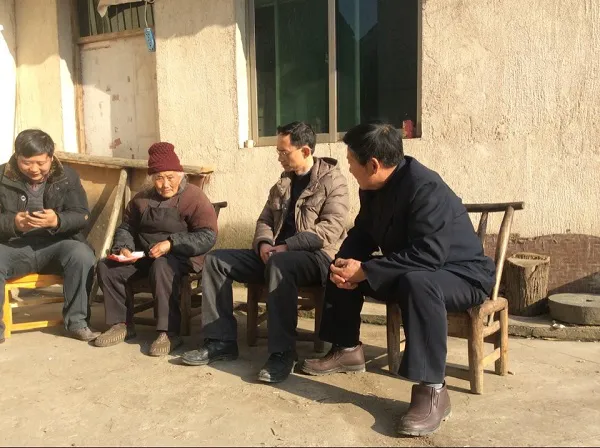 津龙公司到中溪镇凤凰村送温暖