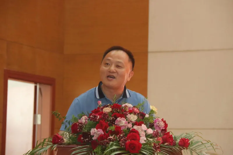 春蚕奉茧红烛映辉 “老师,你们辛苦啦!” Spring silkworm offering cocoon, red candle shining brightly, "Teacher, you have worked hard