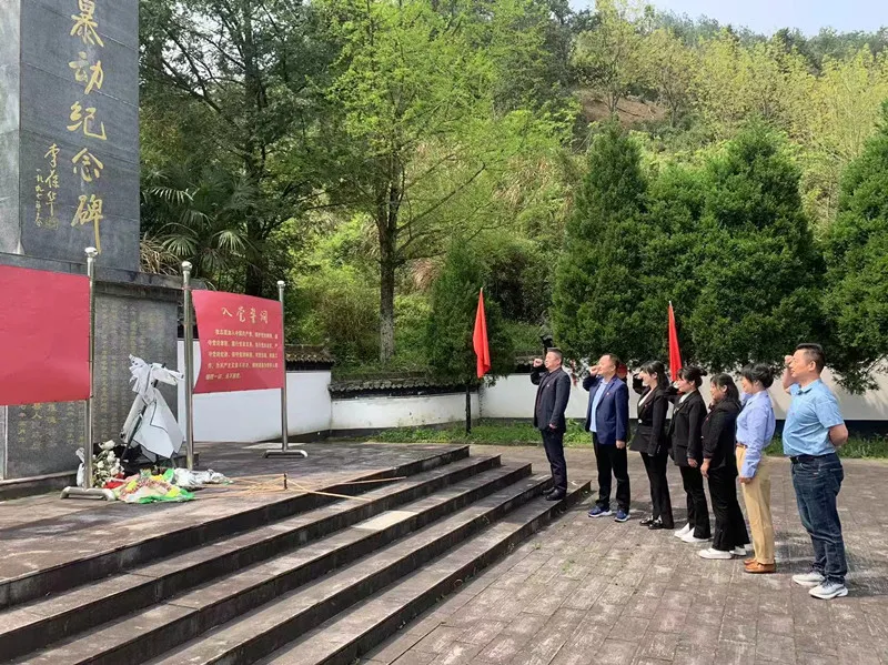 追随先辈足迹 扬起奋进之帆 Following in the footsteps of our predecessors and setting sail for progress