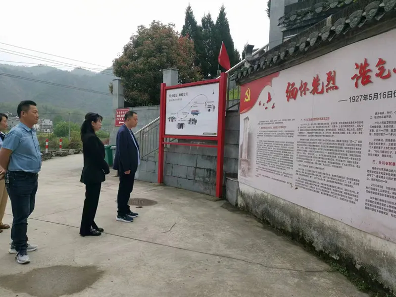 追随先辈足迹 扬起奋进之帆 Following in the footsteps of our predecessors and setting sail for progress