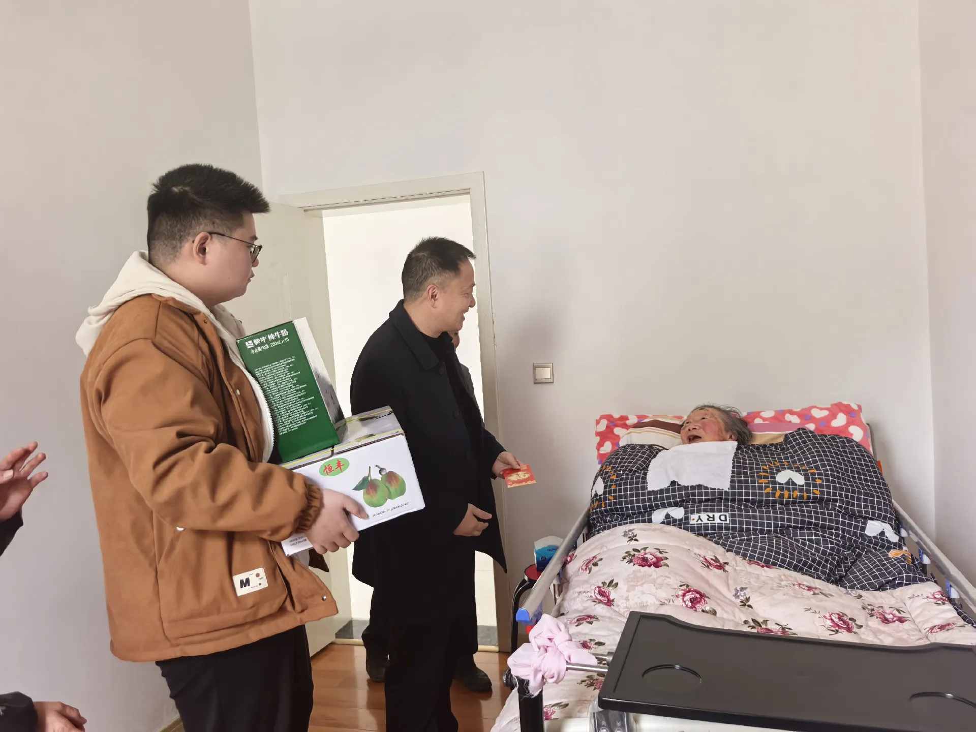 爱心善举暖人心